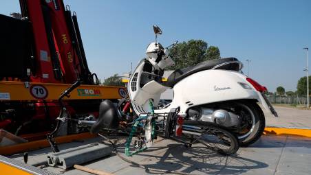 La bici e la Vespa sul carro attrezzi dopo l’incidente