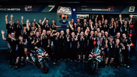 Festa grande nel team Aprilia dopo l’ottimo debutto nel campionato mondiale 2026