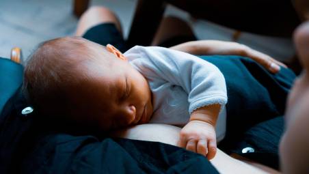 Un neonato in braccio alla mamma