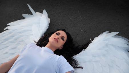 Laura Pausini torna in onda con un brano di Raf: “Siamo soli nell’immenso vuoto che c’è”