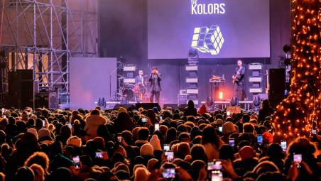 Riccione. Bagno di folla in piazzale Ceccarini per il concerto dei The Kolors