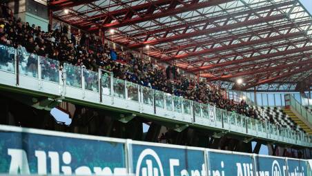 La Curva Ferrovia con i ragazzi delle scuole del territorio durante Cesena-Juve Stabia del dicembre 2025 (foto Zanotti)