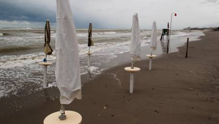 A sinistra il geologo Paride Antolini, a destra una mareggiata sulla costa