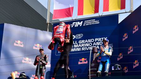 Marc Marquez festeggia la vittoria a Misano nel 2025 (Fini)