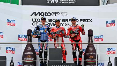MotoGp: Marc Marquez domina, Bezzecchi prova a inseguirlo ma scivola a terra