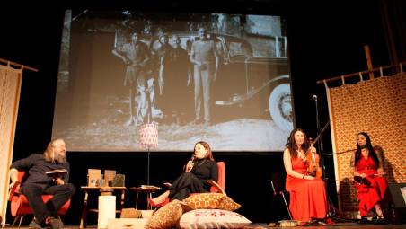 Dall’alto, Chiara Pascucci intervistata da Mercadini, la famiglia sul palco, la sala piena