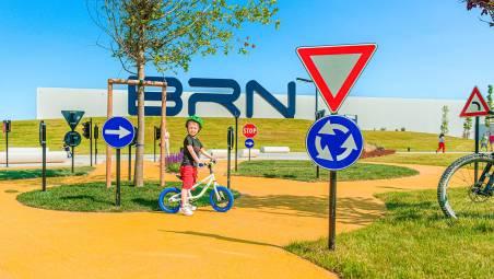 Forlimpopoli e il maxi-polo di Amadori: “Quali odori per i bambini in bicicletta?”. La protesta del Brn Village
