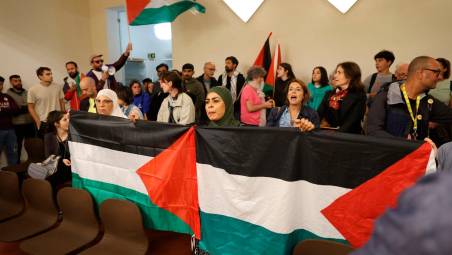 Manifestanti entrati nella sala del Consiglio comunale il 25 settembre