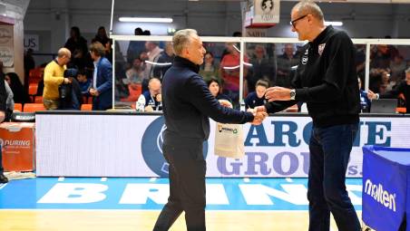 La stretta di mano tra Piero Bucchi e Sandro Dell’Agnello prima della palla a due del match d’andata