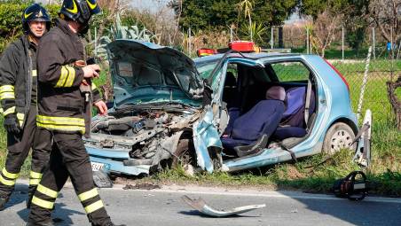 Santarcangelo, violento frontale contro un camion frigo: donna trasportata in ospedale GALLERY