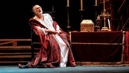 Il Don Carlo di Verdi al Teatro Galli di Rimini. In scena la lotta spietata per il potere e il contrasto tra padri e figli