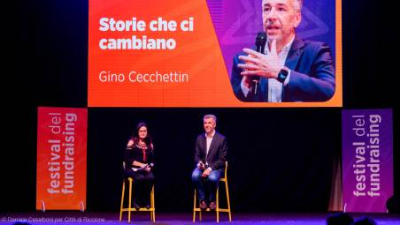 Riccione, “il coraggio di scegliere da che parte stare”: piazzale Ceccarini gremito per Gino Cecchettin