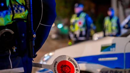 Riccione, rissa e coltellate tra ragazzini di 13 e 14 anni, uno di loro ferito al volto