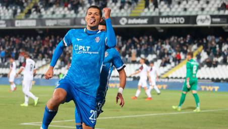 Mattia Bortolussi in gol contro il Pontedera sotto la curva Mare: per il centravanti 28 reti in 80 gare (Zanotti)