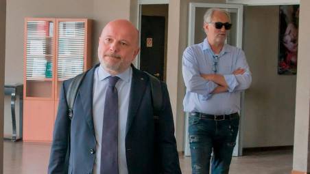 L’avvocato Vittorio Manes e dietro di lui Lerry Gnoli, indagato per l’omicidio della turista veneta, ieri in Procura (Foto Massimo Fiorentini)
