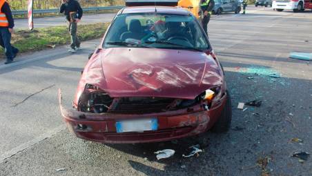 Cesena. Scontro tra due auto: una cappotta e finisce contro il rimorchio di un camion. Il conducente portato in ospedale