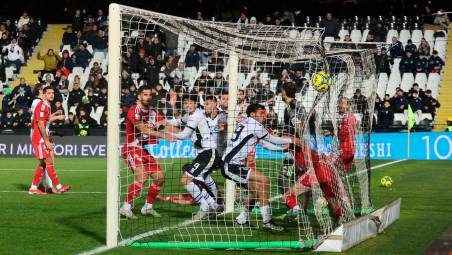 Gianluca Frabotta ha appena segnato il 3-2 sul Mantova: il Dino Manuzzi sta per esplodere (Zanotti)