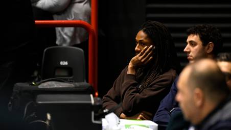 Demonte Harper in borghese durante la partita con Cremona foto Fabio blaco