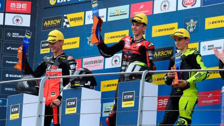 Il podio della Moto4 con Andrea Benvenuti secondo (Foto Alberto Fini)