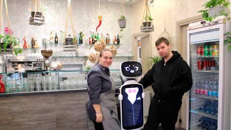 Il robot Pixi al ristorante