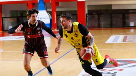 La tripla del sorpasso di Eimantas Stankevicius non è bastata alla Virtus per portare a casa la vittoria foto mmph