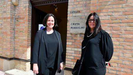 Orsola e Vittoria Mussolini davanti alla cripta (foto Blaco)