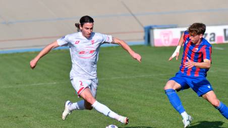 Il difensore Nicola Mandrelli in azione con il Forlì (foto FABIO BLACO)