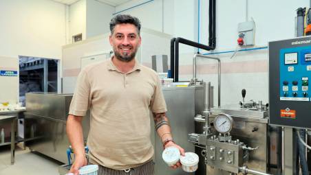 Francesco Mattei nel laboratorio mostra il gelato per cani (Zanotti)