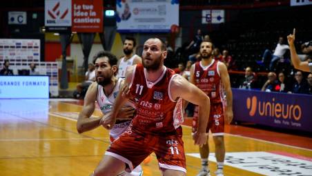 Stefano Masciadri contro Davide Pascolo nel derby Unieuro Forlì-RivieraBanca Rimini dei play-off (foto Fabio Blaco)