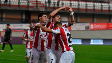 L’esultanza dell’attaccante biancorosso Elia Petrelli (foto FABIO BLACO)