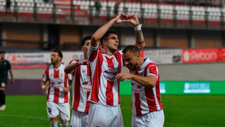 Elia Petrelli manda messaggi d’amore dopo uno dei suoi 6 gol (foto Fabio Blaco)