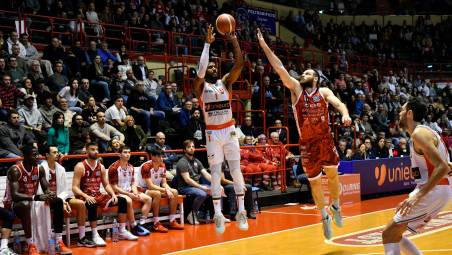 Stefano Masciadri contro Shawn Dawson nel derby Forlì-Rimini della stagione regolare (Blaco)
