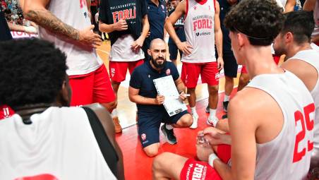 Il tecnico della Pallacanestro 2.015 Forlì guida per la prima volta la squadra della sua città foto fabio blaco