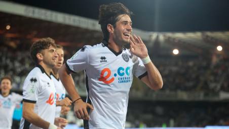 Cristian Shpendi esulta dopo il rigore realizzato contro la Virtus Entella (foto Gianmaria Zanotti)