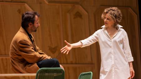 La locandiera apre la stagione di prosa del Teatro Galli di Rimini. Sonia Bergamasco è una contemporanea Mirandolina