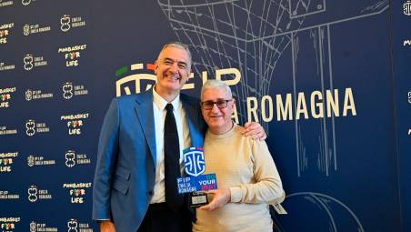 Pietro Neri, padre di Andrea, Fulvio e Livio, premiato da Andrea Serri