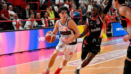 Tommaso Pinza contro Avery Woodson nella sfida contro la Sella Cento foto fabio blaco