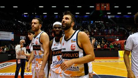 L’Unieuro Forlì festeggia la vittoria su Mestre (foto Fabio Blaco)