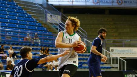 Enrico Vettori in azione nell’amichevole pre-campionato persa al Pala Cattani contro Jesi foto MMPH