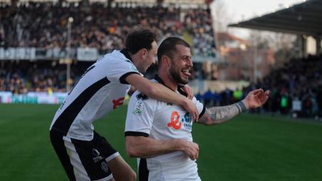 Alberto Cerri festeggiato da Tommaso Berti (Zanotti)