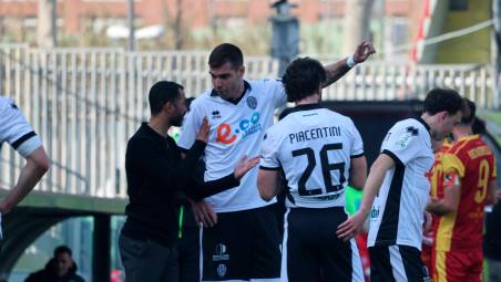 Ashley Cole a colloquio con i difensori centrali Giovanni Zaro e Matteo Piacentini (Zanotti)