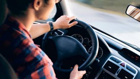 Ravenna, a 14 anni guida la Bmw del padre, carica due amiche e fugge all’alt