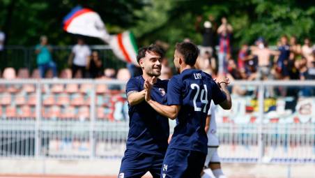 Vincenzo Lisi esulta dopo il gol che ha dato i tre punti all’Imolese (foto MMPH)