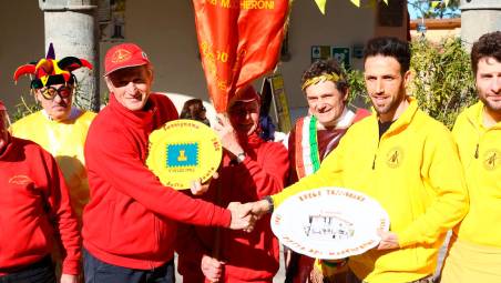 Lo scambio dei piatti fra Borgo (rosso) e Tossignano ( giallo) (foto mmph)