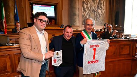 L’assessore Kevin Bravi, il presidente biancorosso Gianfranco Cappelli e il sindaco Gianluca Zattini (foto Fabio Blaco)
