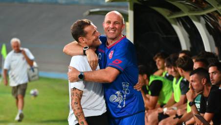 L’abbraccio tra Nicola Campedelli e Alino Diamanti prima del Memorial Sirotti (foto Fabio Blaco)