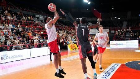 Una sospensione di Donald Carey marcato da vicino da Avery Woodson (Blaco)