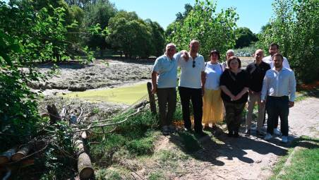 Il gruppo consiliare del Pd al laghetto del Parco urbano (foto Fabio Blaco)