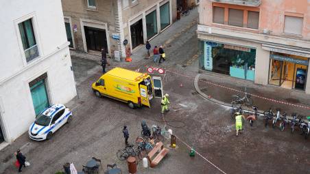 Rimini, il camion della differenziata perde olio: chiuso un tratto di Corso d’Augusto