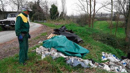 Vittorio Casali tra i rifiuti abbandonati